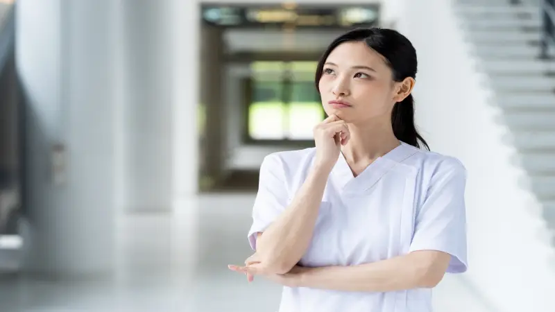 職場環境を見直そうと考える看護師のイメージ