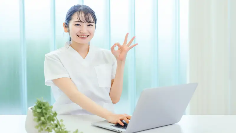 日勤のみで働ける職場を検討する看護師のイメージ