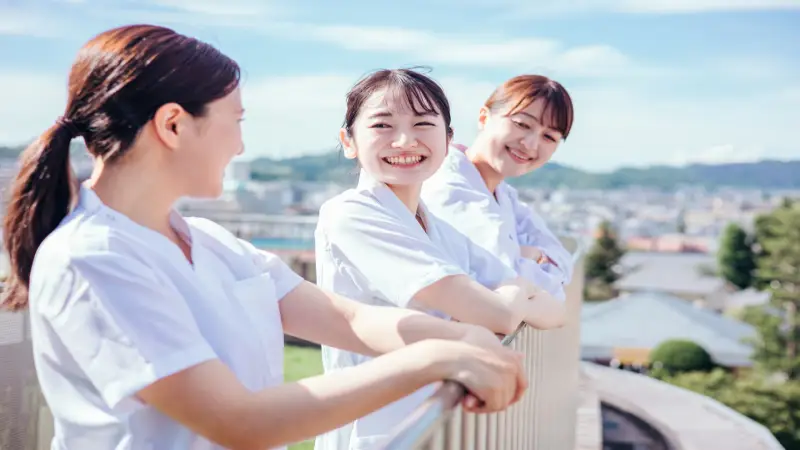 給与水準の高い職場への転職を検討する看護師のイメージ
