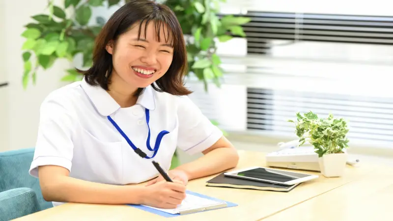 緊張しながらも落ち着いて面接に臨む看護師のイメージ