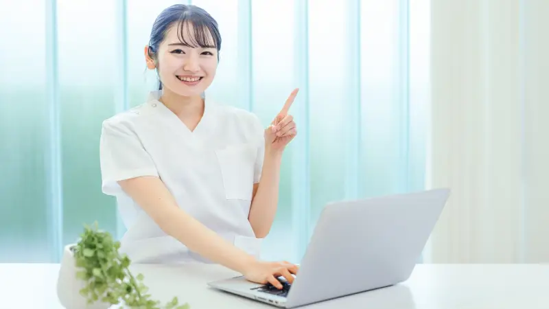 面接の回答を整理しながら準備を進める看護師のイメージ