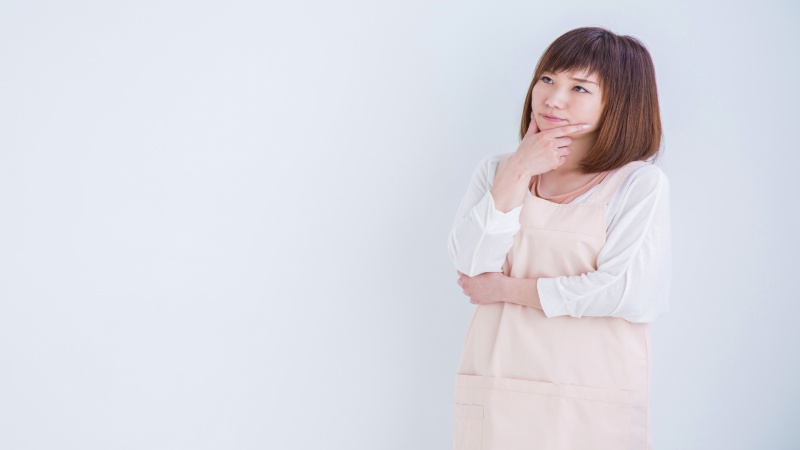 転職先で譲れない条件を整理する女性看護師のイメージ