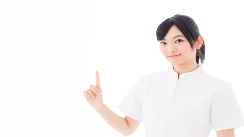 求人情報を確認しながら応募先を比較する看護師のイメージ