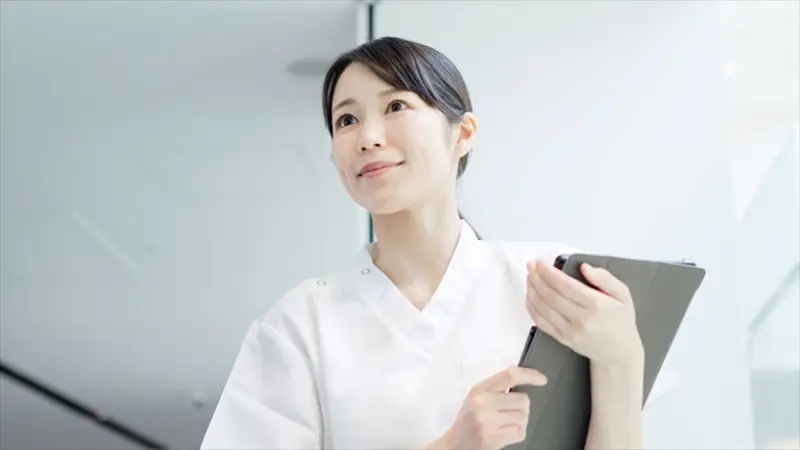 復職前に職場選びのポイントを確認する看護師のイメージ
