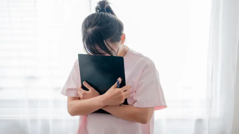 仕事への意欲を失い悩む看護師のイメージ