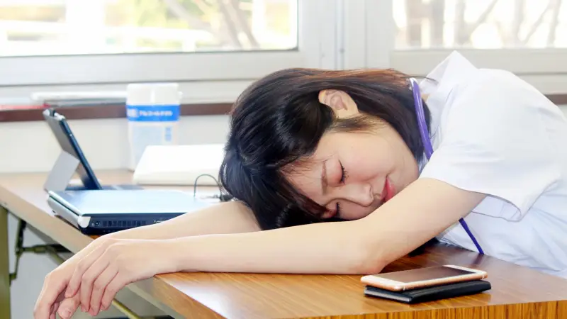 電子カルテの記録や申し送りを行う看護師のイメージ