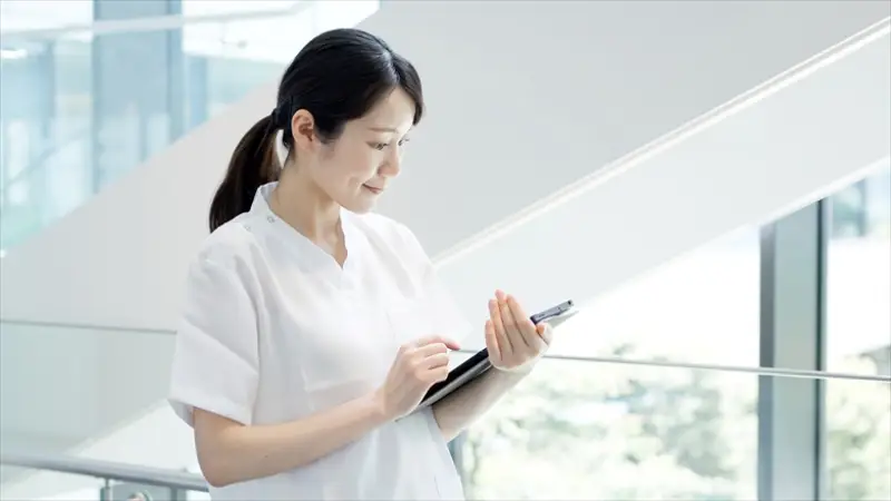 教育制度や研修を受けながら安心して復職する看護師のイメージ