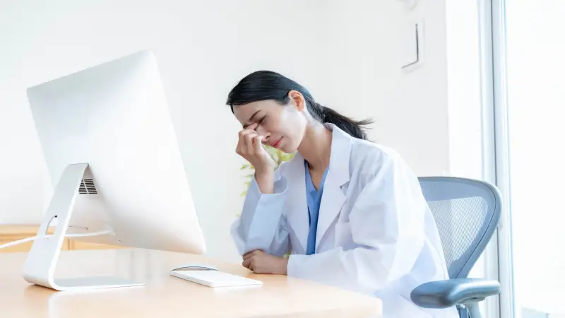 少人数で夜勤を担当しプレッシャーを感じる看護師のイメージ