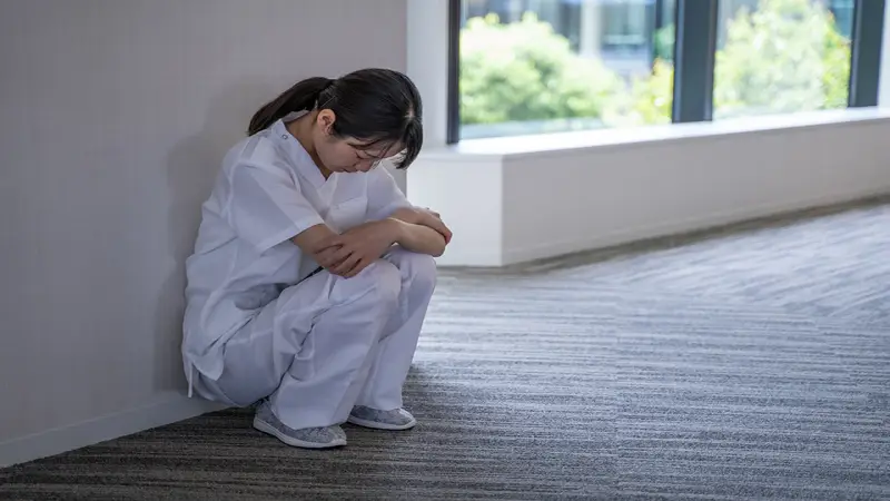 人手不足により業務負担が増えている看護師のイメージ