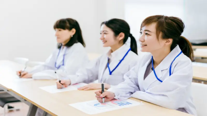 周囲のスタッフと円滑に連携しながら働く看護師のイメージ