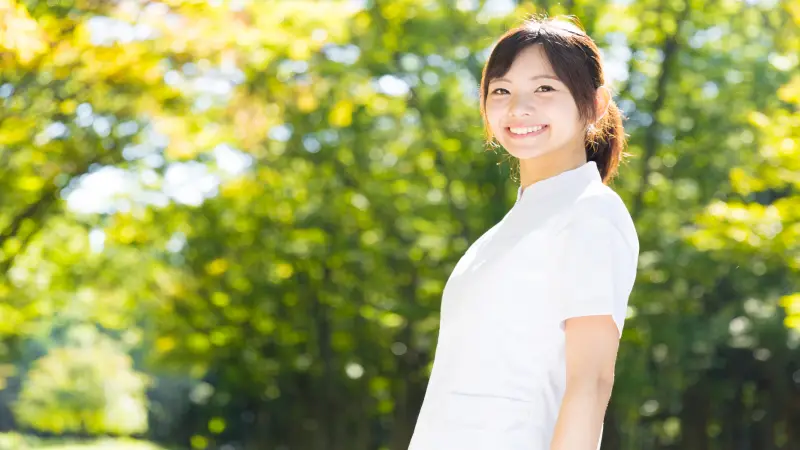 人間関係の改善を考えながら働く看護師のイメージ