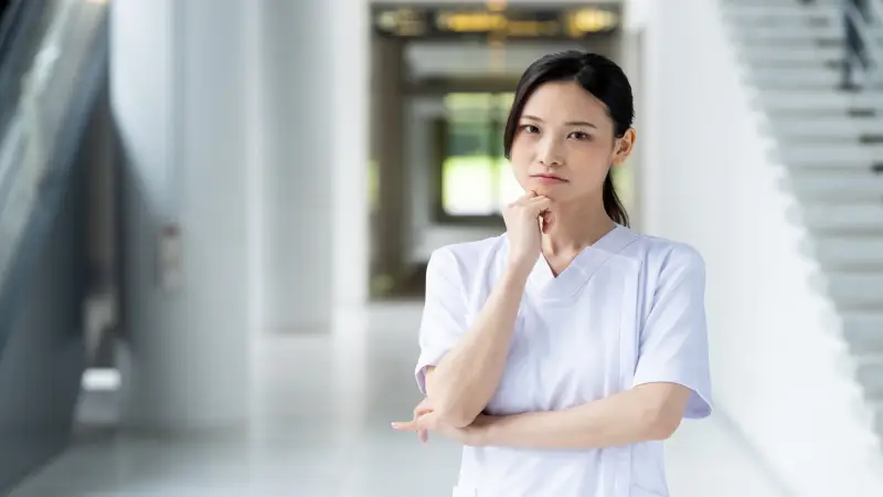 新しい職場の人間関係に不安を感じる看護師のイメージ
