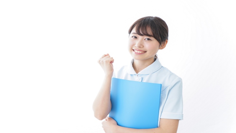 経験を活かせる職場を探す60代女性看護師のイメージ