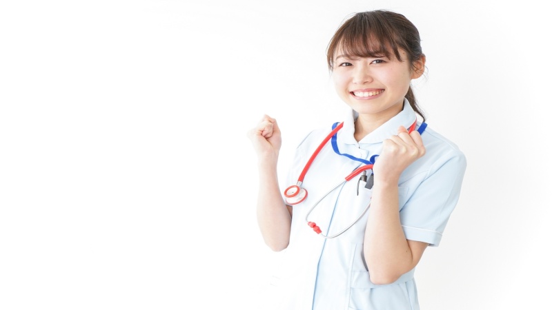 賞与だけでなく年収全体を比較する女性看護師のイメージ