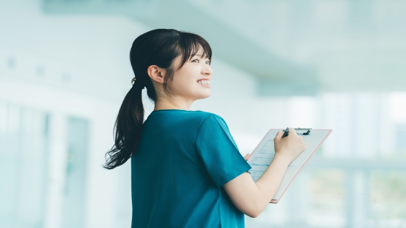 後輩と良好な信頼関係を築く女性看護師のイメージ