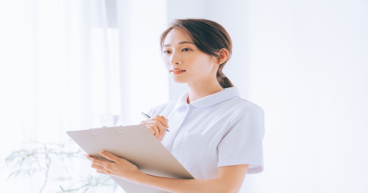 昇給や待遇を比較しながら職場を選ぶ女性看護師のイメージ