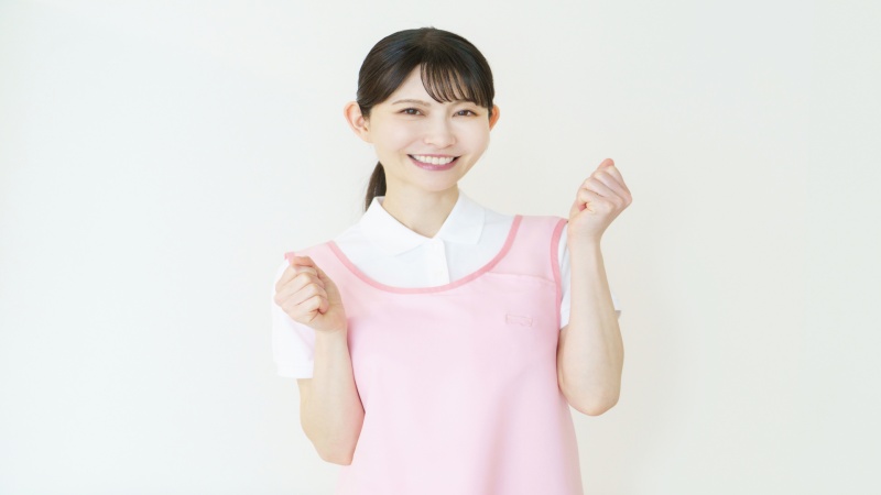 業務効率を意識して働く女性看護師のイメージ