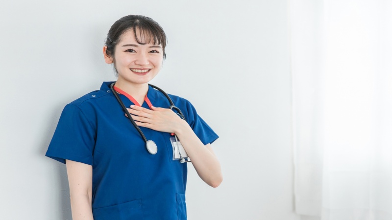 家庭と仕事を両立できる職場を探す女性看護師のイメージ