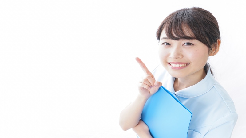 福利厚生が充実した職場を探す女性看護師のイメージ
