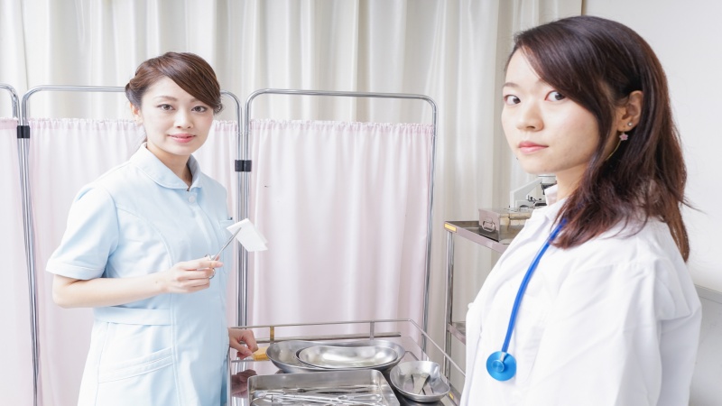 新人看護師へ分かりやすく指導する女性看護師のイメージ