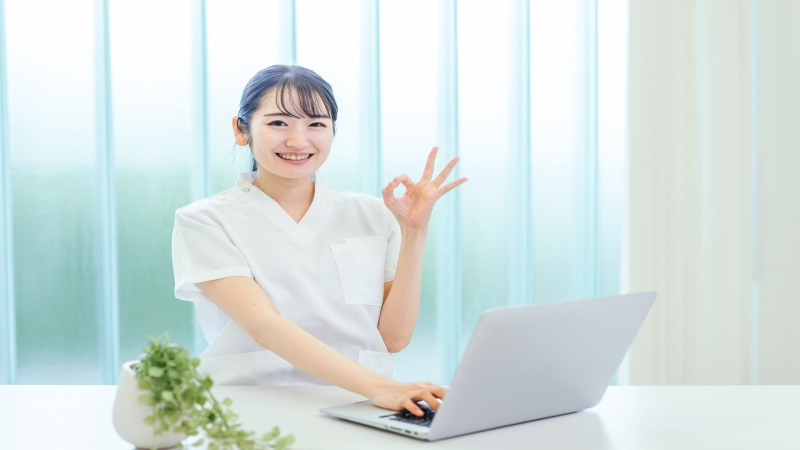 自分に合った職場を比較検討する20代女性看護師のイメージ
