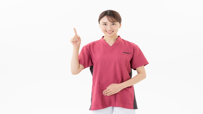 後輩の話を丁寧に聞いてコミュニケーションを取る女性看護師のイメージ