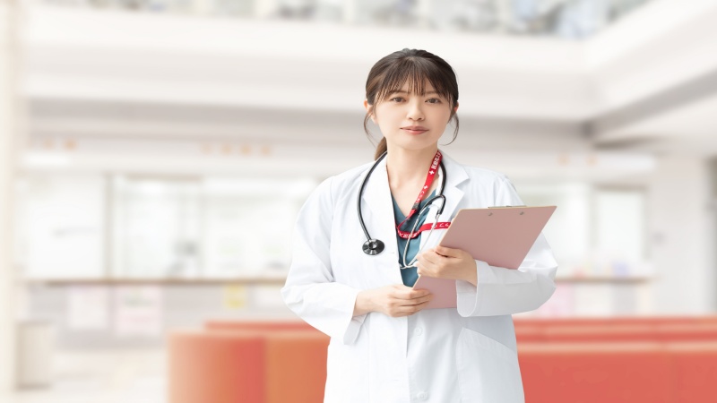 転職前に昇給制度を確認する女性看護師のイメージ