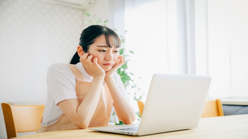 夜勤明けに無理せず休息を取る女性看護師のイメージ