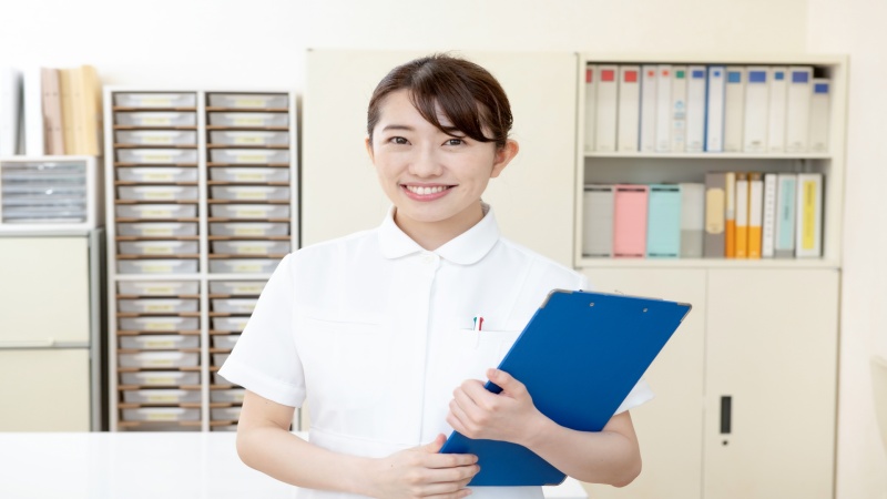 退職金制度や待遇を比較する女性看護師のイメージ