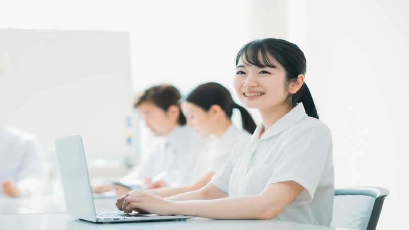 自分のペースで復職を目指す女性看護師のイメージ