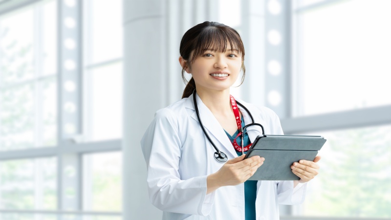 少しずつ仕事に慣れながら復職する女性看護師のイメージ