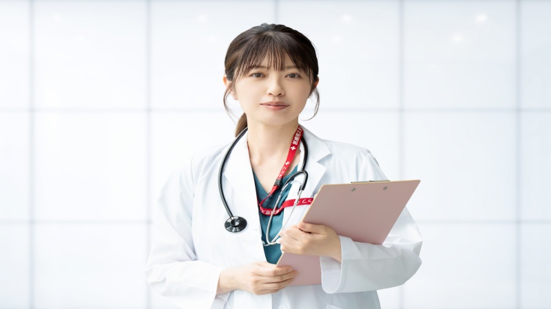 年収と働きやすさを比較しながら転職先を選ぶ女性看護師のイメージ