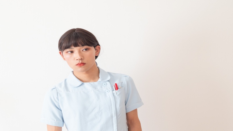 給与と福利厚生を総合的に比較して職場を選ぶ女性看護師のイメージ