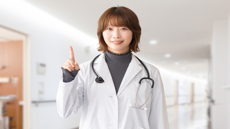 基本給や手当を比較しながら転職を考える女性看護師のイメージ