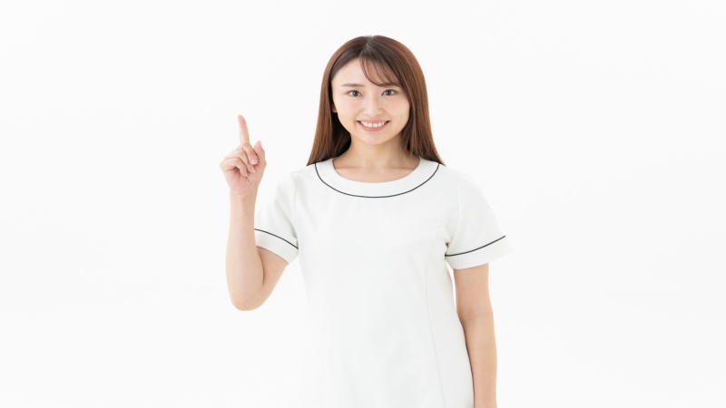 残業が少ない職場への転職を考える女性看護師のイメージ