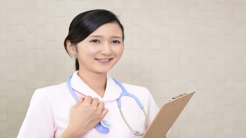 経験を活かせる職場を探す50代女性看護師のイメージ
