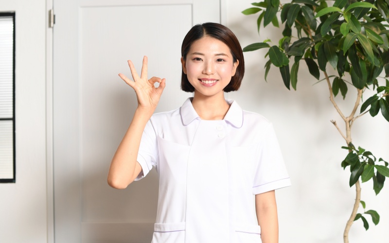 看護師の転職面接後にスマートフォンで採用連絡を確認する女性のイメージ
