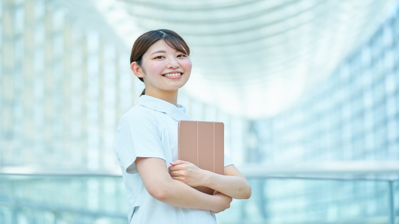 履歴書や志望動機を見直す女性看護師のイメージ