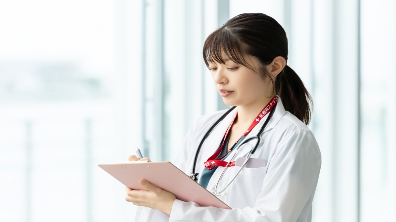 福利厚生や教育制度を確認する女性看護師のイメージ
