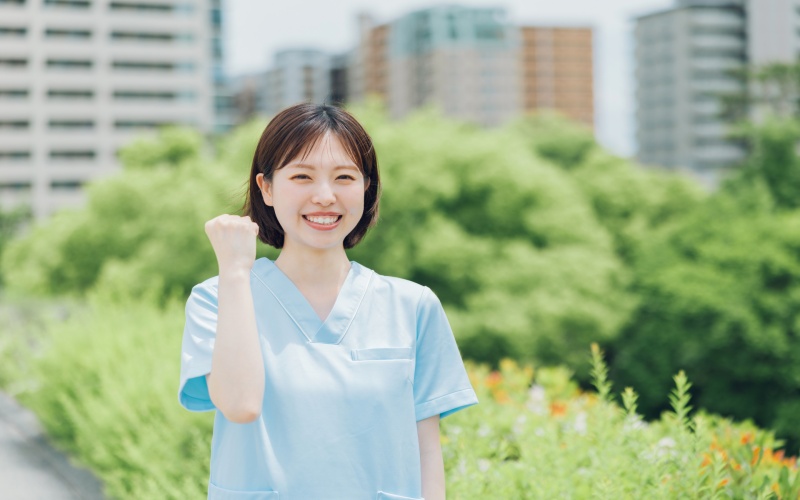 転職前に家族と働き方を相談する女性看護師のイメージ