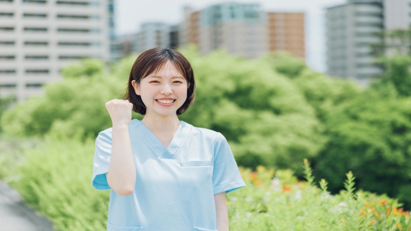 家庭と仕事を両立しながら働く女性看護師のイメージ