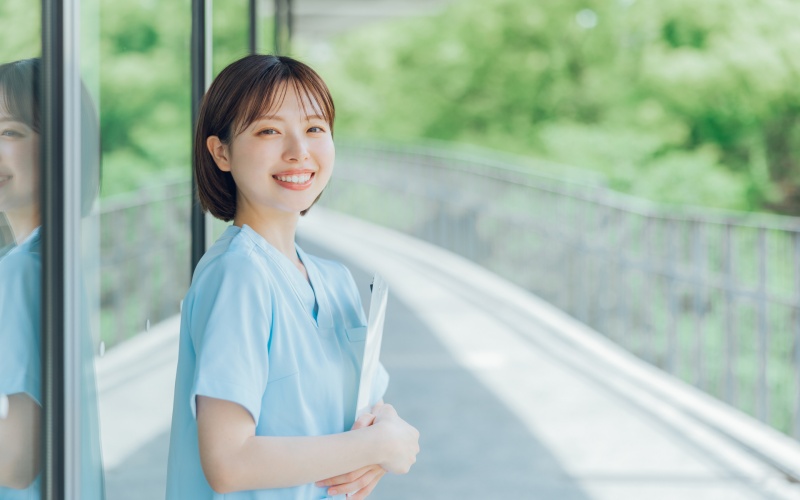 転職面接の前日に服装と身だしなみを確認する女性看護師のイメージ