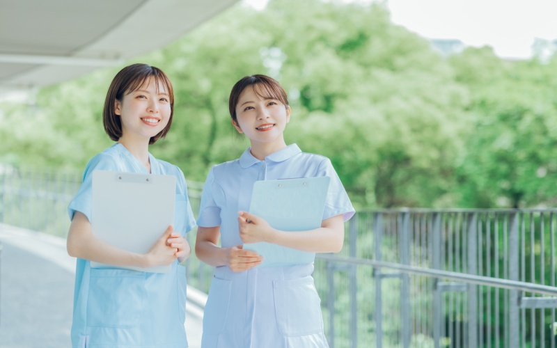 看護師の転職面接に必要なバッグと持ち物を準備する女性のイメージ