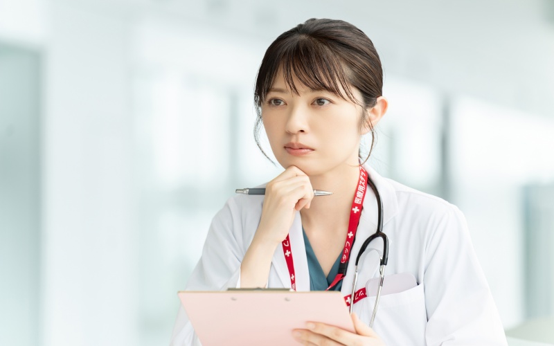 面接前に転職理由と志望動機を整理する女性看護師のイメージ