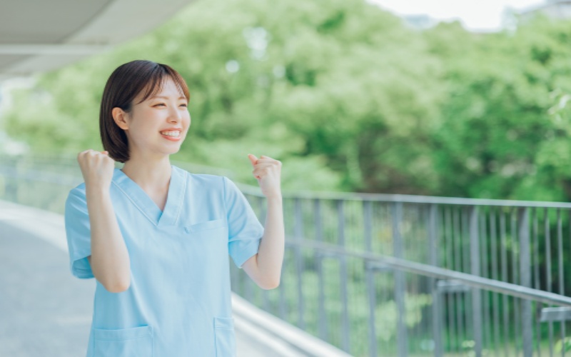 笑顔で落ち着いて自己紹介をする女性看護師のイメージ
