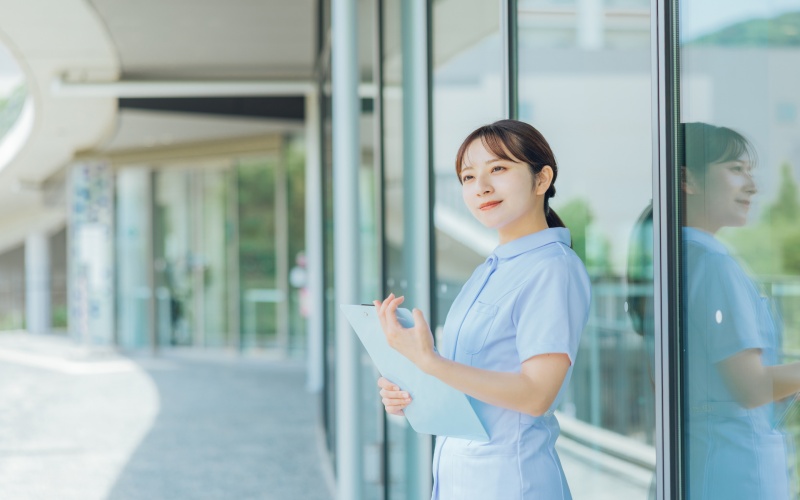 看護師の転職面接に向けて短所の伝え方を練習する女性のイメージ