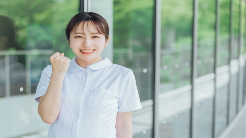 求人内容の疑問点を質問する女性看護師のイメージ