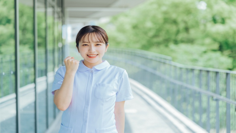 求人情報を比較して転職先を選ぶ女性看護師のイメージ