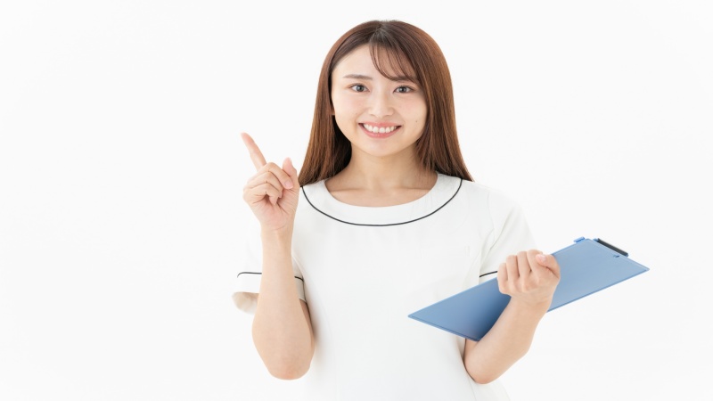 地方で働くために求人を比較する女性看護師のイメージ
