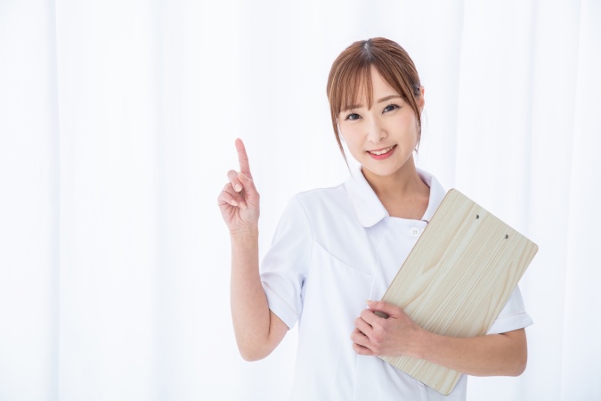 育児支援制度を確認する女性看護師のイメージ